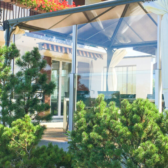 SlideGlass 7 Slide Glass Aussensitzplatz Windschutz anpassbar oben von aussen