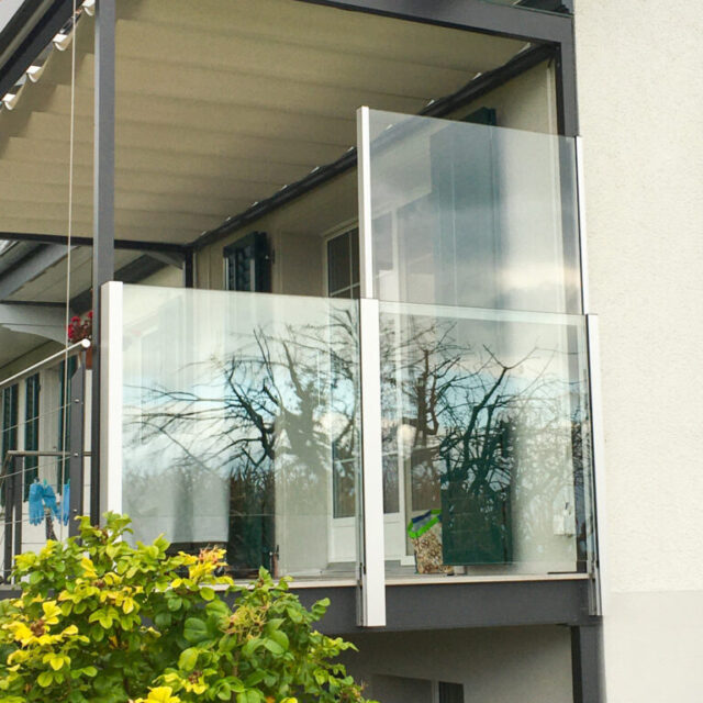 SlideGlass 9 Slide Glass Aussensitzplatz Windschutz regulierbar Balkon