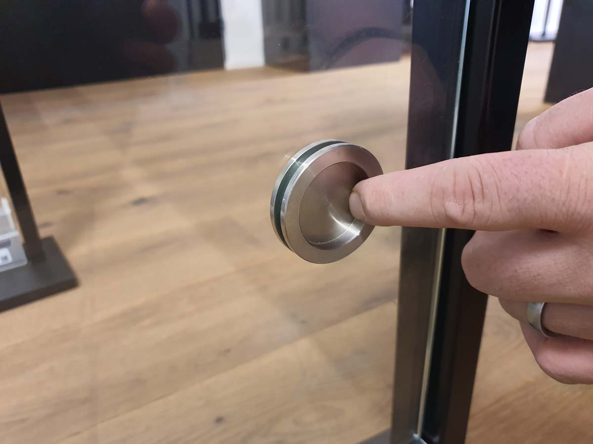 Schiebglaswand Glas schieben mit Finger Extra Griff