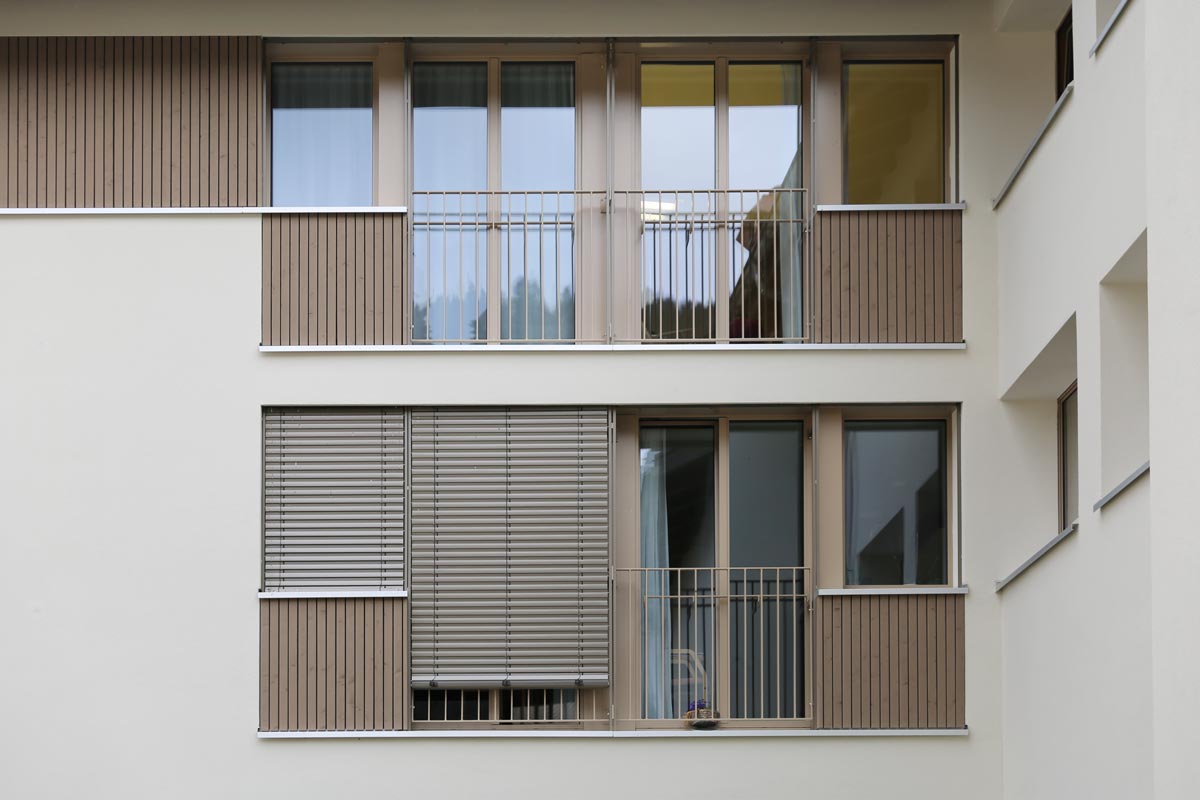 Lamellenstoren 3 Lamellenstoren-fuehrung-front-mit-gelaender